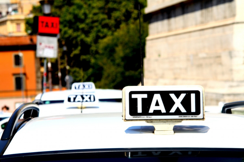 taxis-VILLENEUVE D ENTRAUNES-min_taxi_auto_rome_road_white-1051610